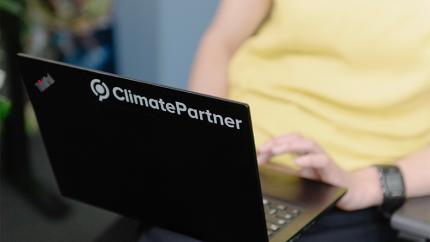 Laptop mit ClimatePartner logo