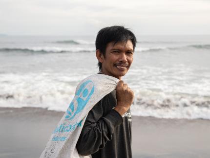 Collecting plastic on coastal areas