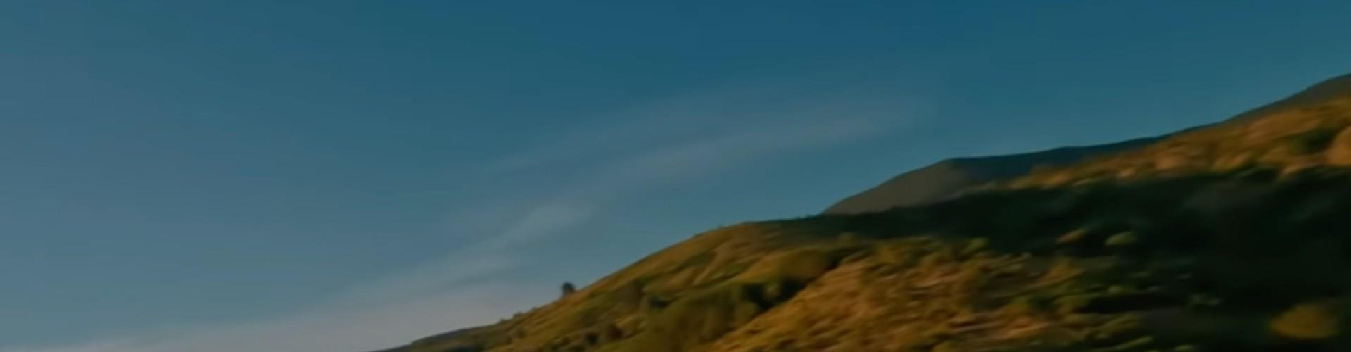Blauer Himmel und grüne Berge