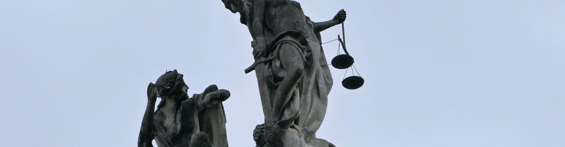 Justizia mit Waage