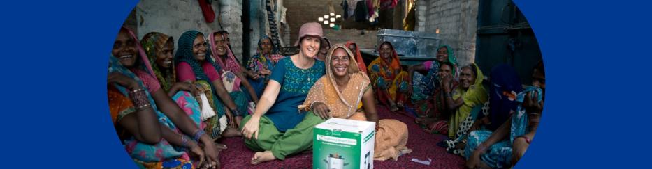 April im Kreis von Kleinstunternehmerinnen in Indien