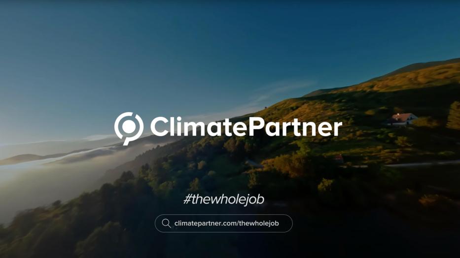 Logo ClimatePartner und #thewholejob vor Natur