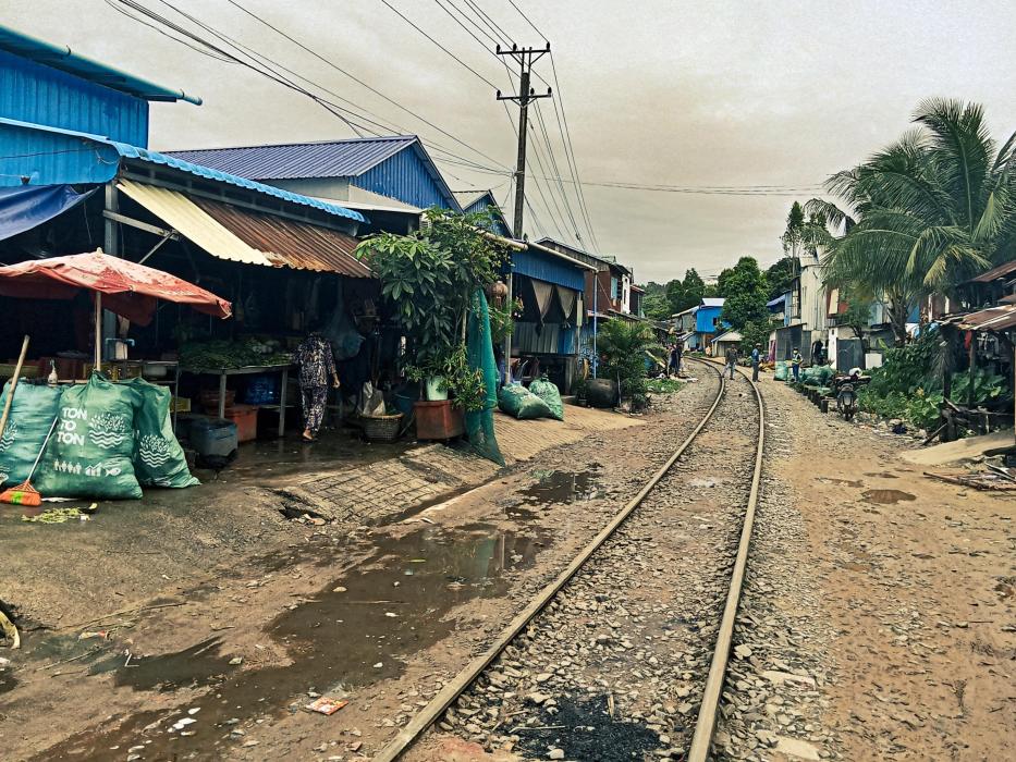 Ländliche Straße mit Müllsäcken am Straßenrand