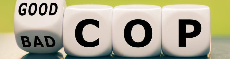 Vier Würfel. Der erste zeigt "good/bad", und wird von einem Finger auf der Kippe zwischen den Wörtern gehalten. Die anderen drei zeigen die Buchstaben C, O und P.