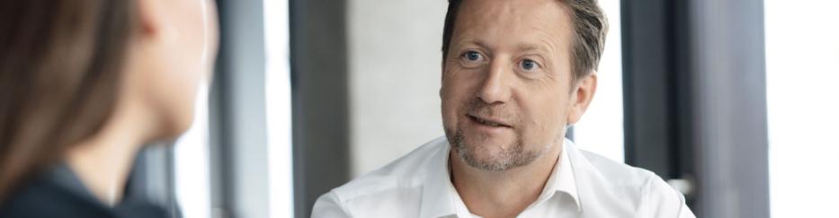 Moritz Lehmkuhl, CEO von ClimatePartner, im Gespräch mit einer Frau
